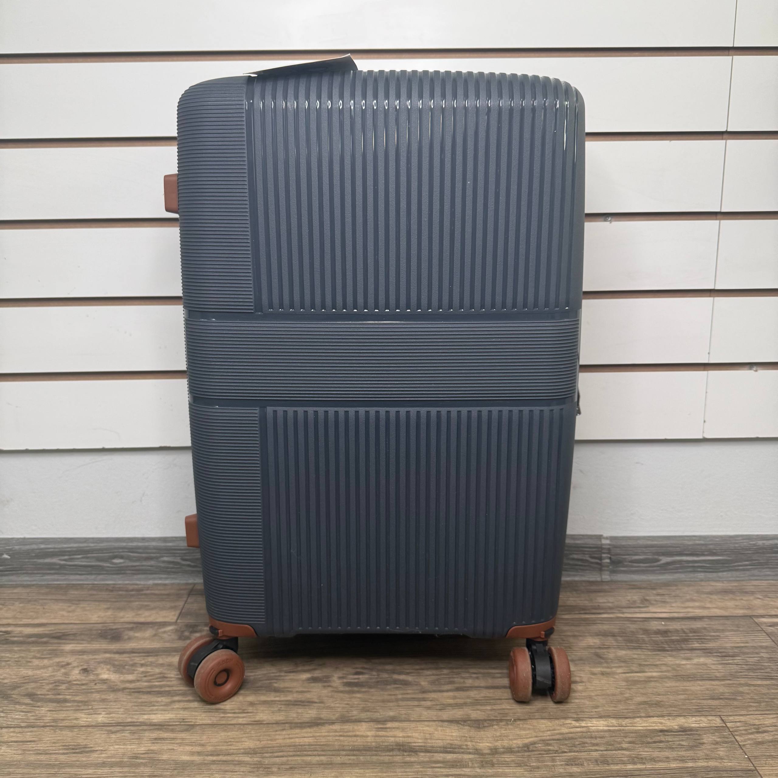 Чемодан полипропилен М - Темно-серый