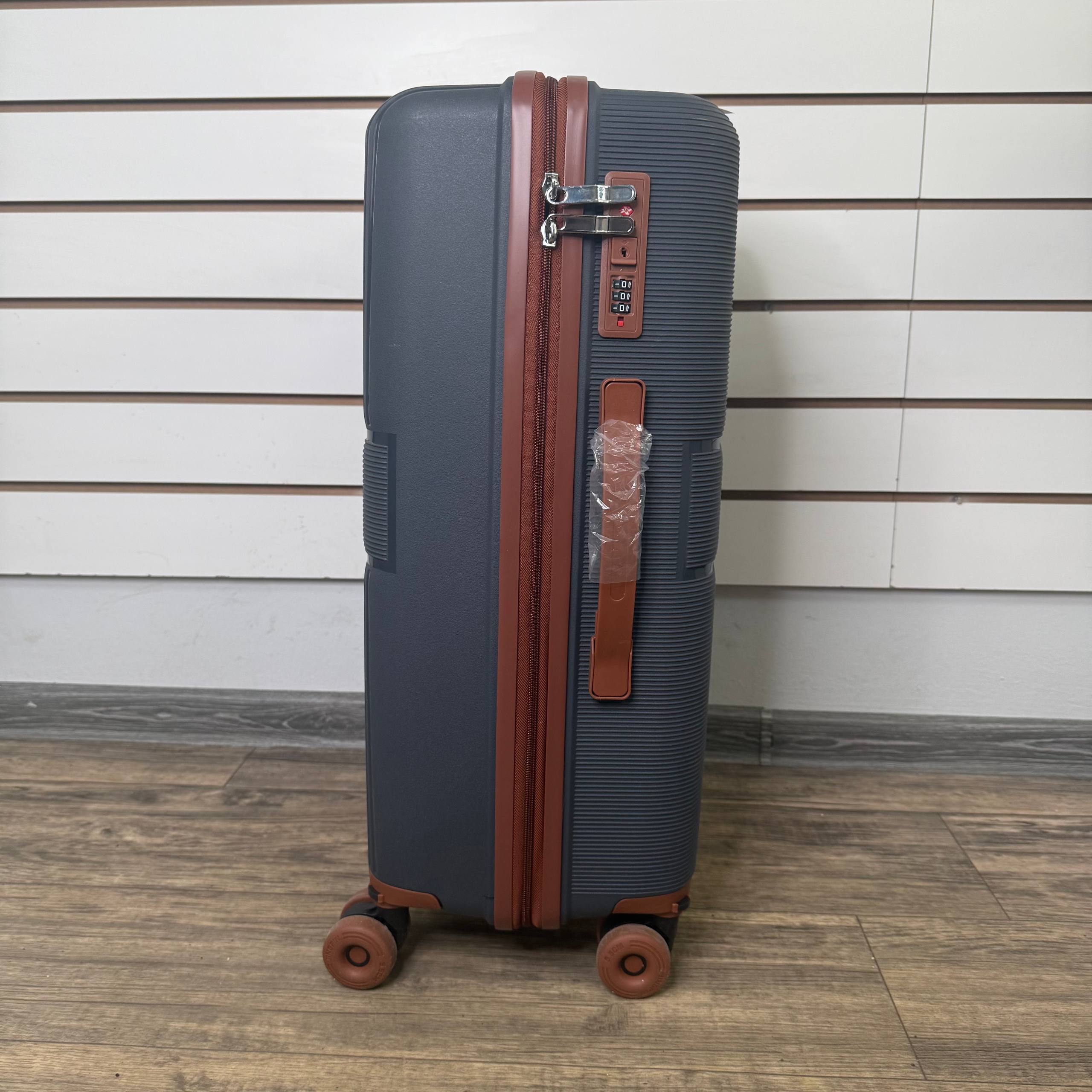 Чемодан полипропилен М - Темно-серый