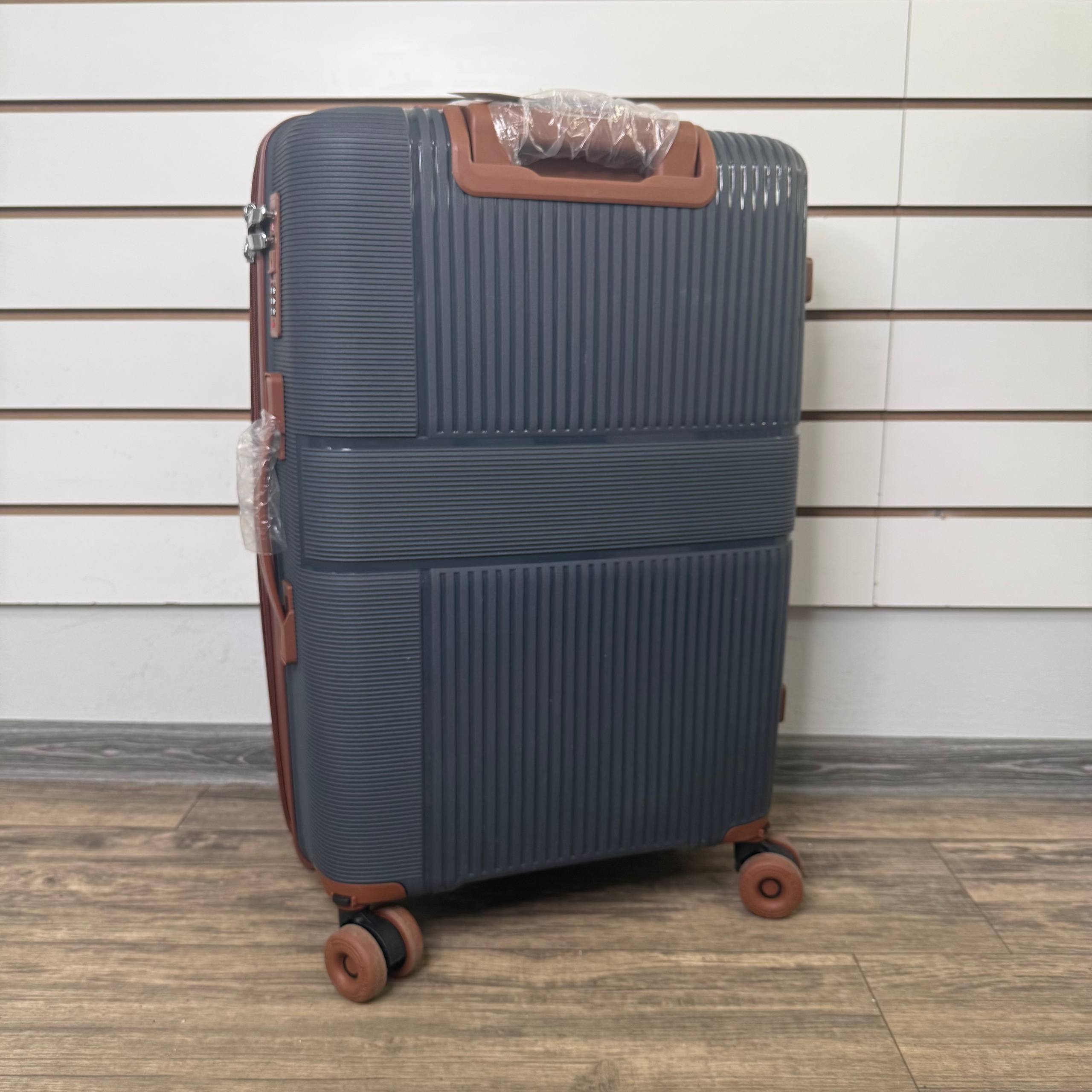 Чемодан полипропилен М - Темно-серый