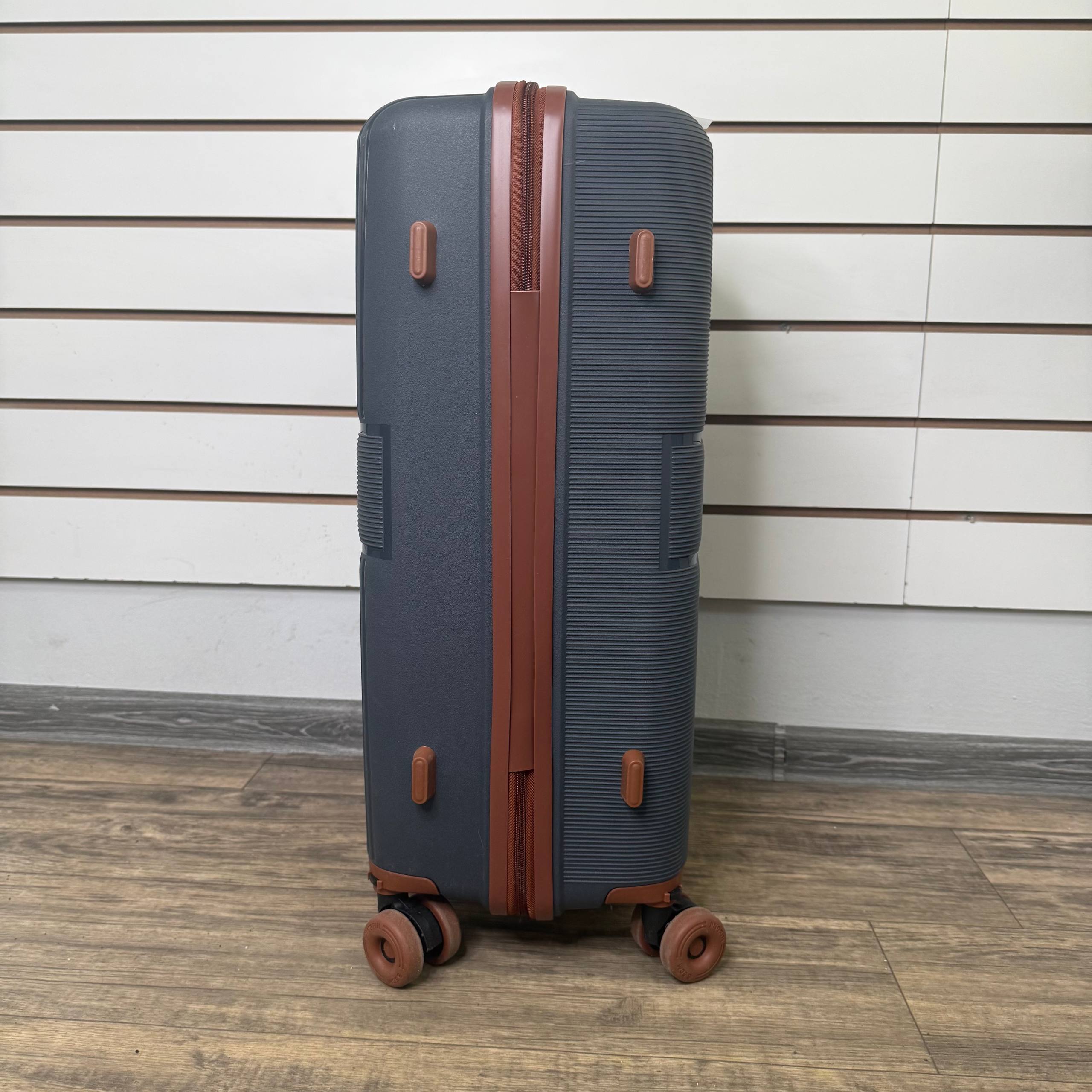 Чемодан полипропилен М - Темно-серый