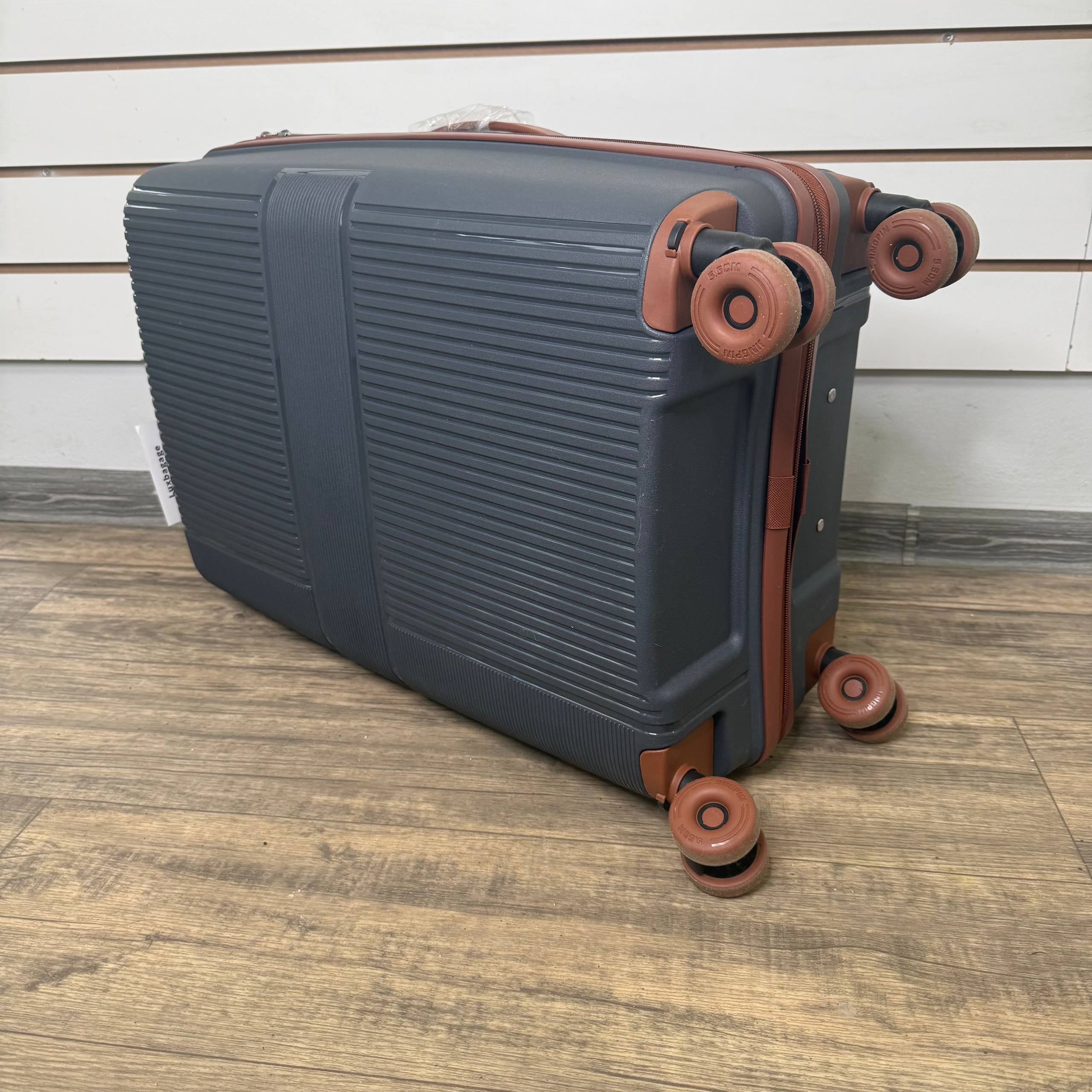 Чемодан полипропилен М - Темно-серый