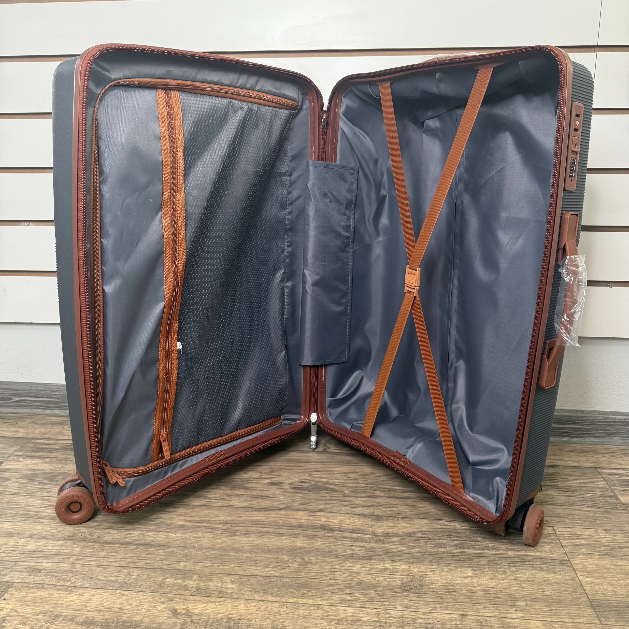 Чемодан полипропилен М - Темно-серый