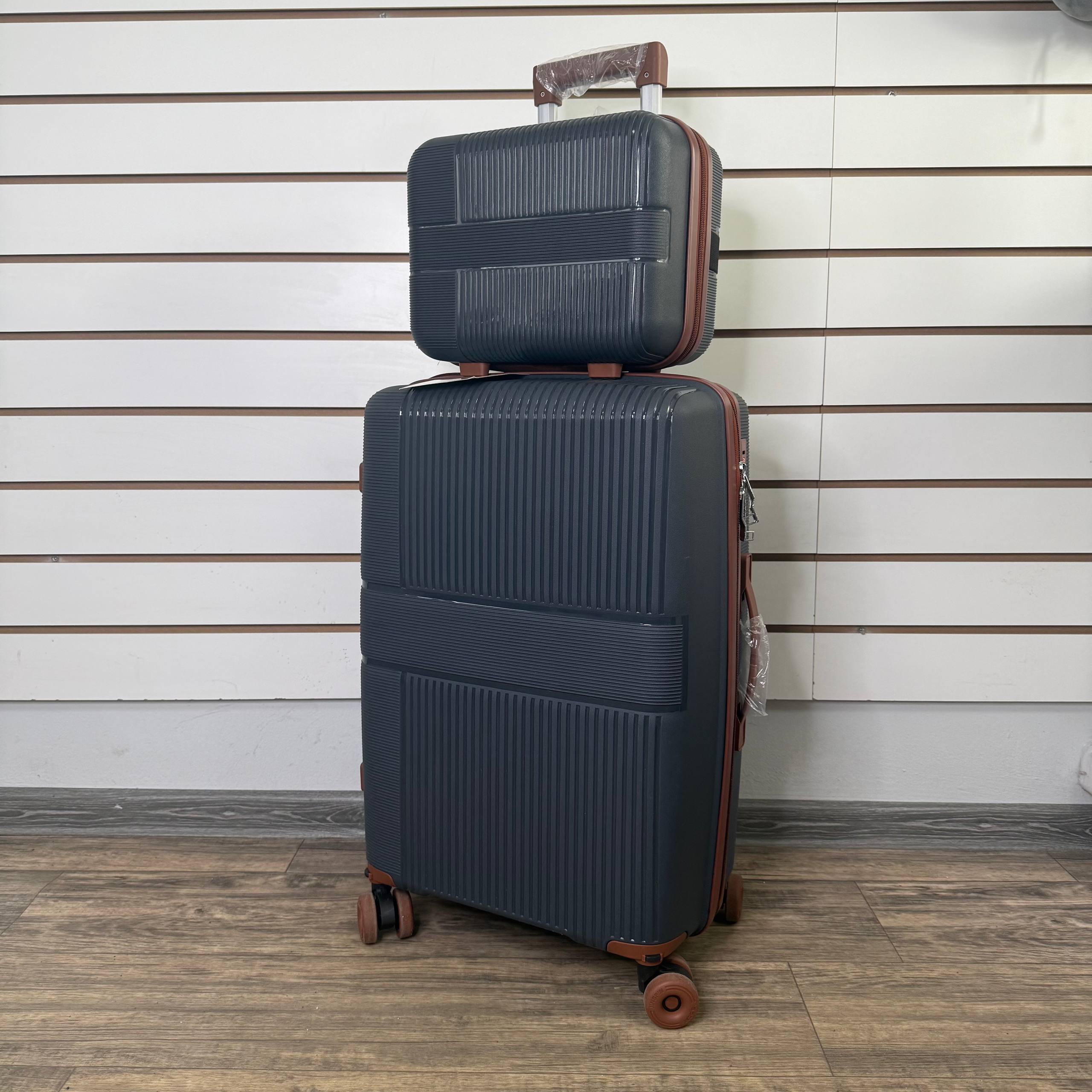 Чемодан полипропилен М - Темно-серый