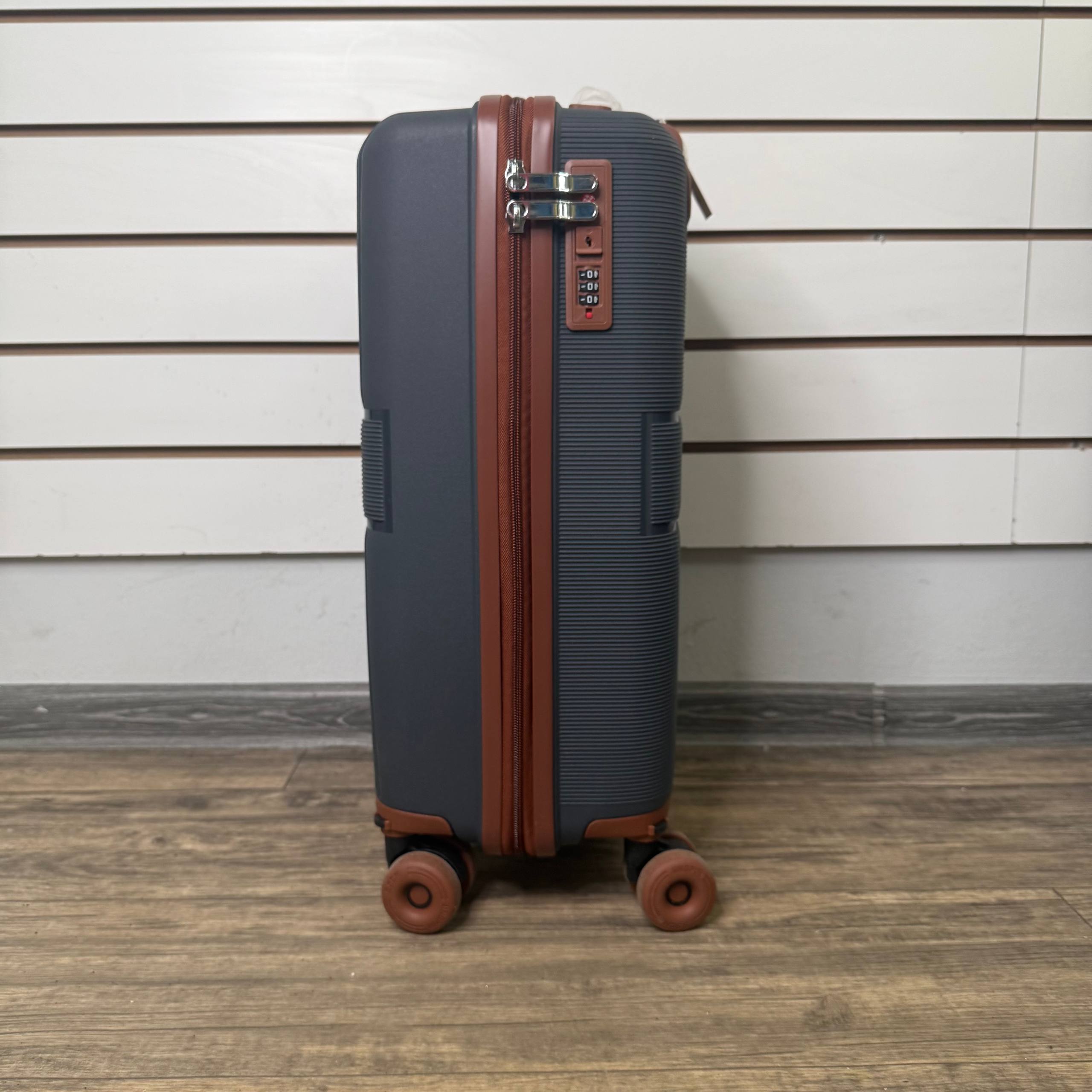 Чемодан полипропилен S- Темно-серый