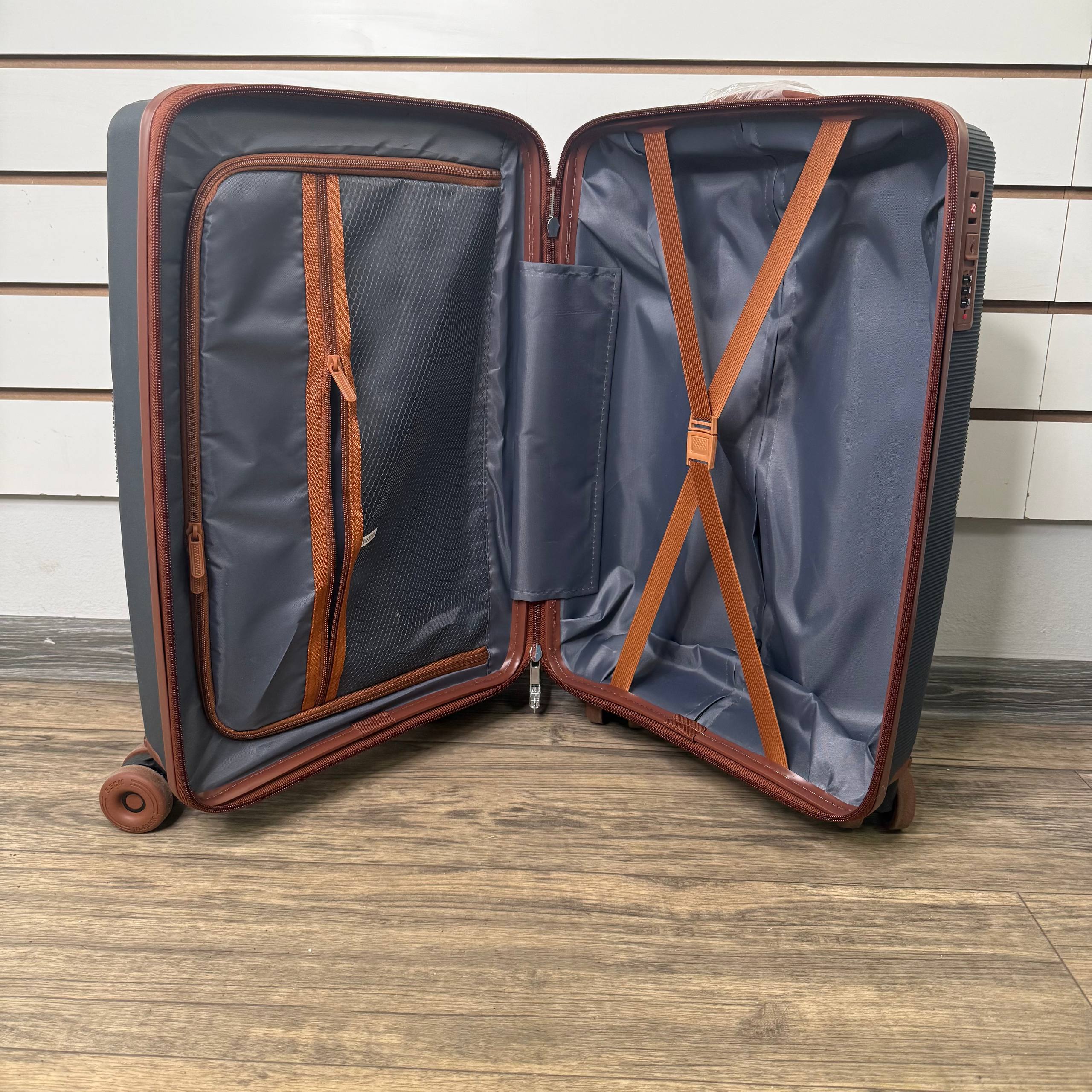 Чемодан полипропилен S- Темно-серый